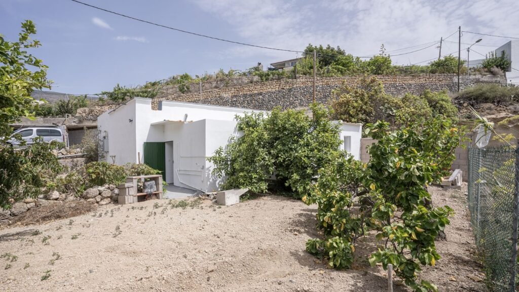 Frente de casa en el campo