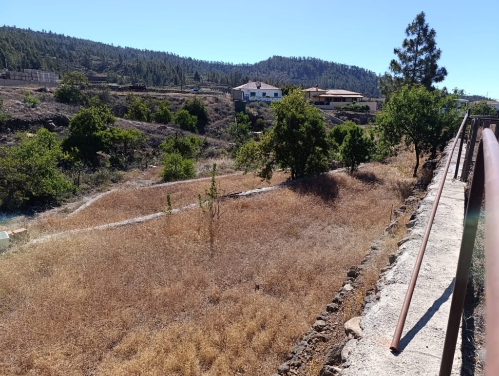 Campo en las montañas con propiedades